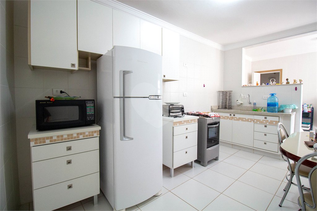 Sobrado à venda com 4 quartos, sendo 3 suítes,  no Centro, São Roque, SP
