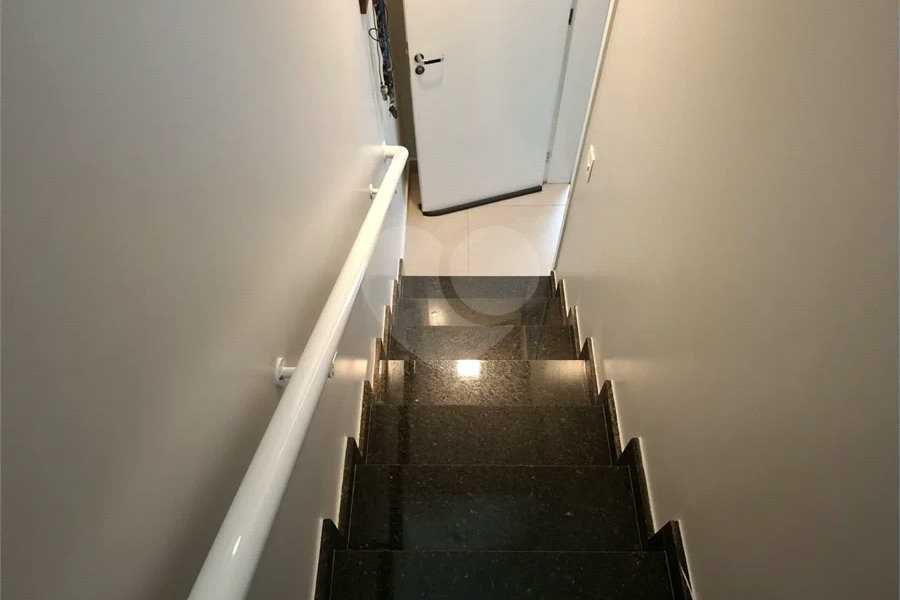 Casa à venda com 3 quartos, sendo 1 suíte, no condomínio Vila Arnoni, São Paulo - SP