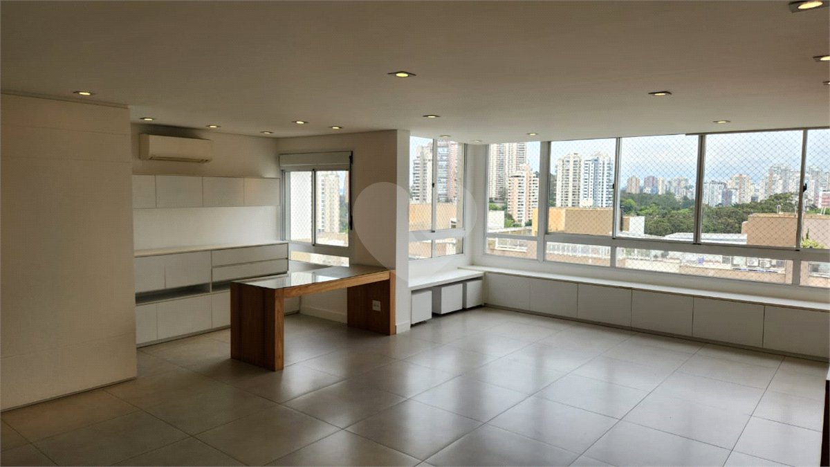 Apartamento à venda com 3 quartos, sendo 2 suítes,  em Paraíso do Morumbi, São Paulo, SP