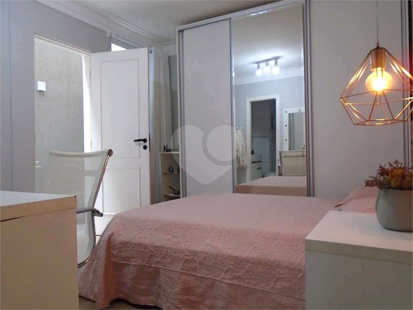 Sobrado à venda com 4 quartos, sendo 3 suítes, em Jardim França, São Paulo, SP