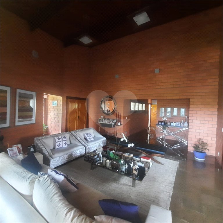 Casa à venda com 6 quartos, sendo 3 suítes, no condomínio Estância Marambaia, Vinhedo - SP