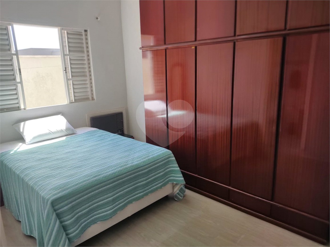 Casa à venda com 4 quartos, sendo 2 suítes, no condomínio Residencial Jardim das Palmeiras, Vinhedo - SP