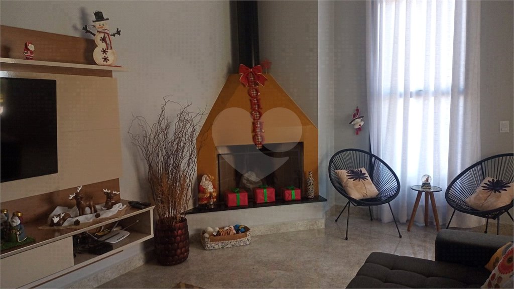 Casa à venda com 3 quartos, sendo 1 suíte, no condomínio Village da Serra, Araçoiaba da Serra - SP