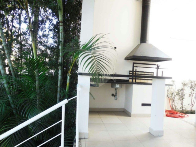 Casa à venda com 4 quartos, sendo 2 suítes,  no condomínio Bristol Village, São Paulo - SP