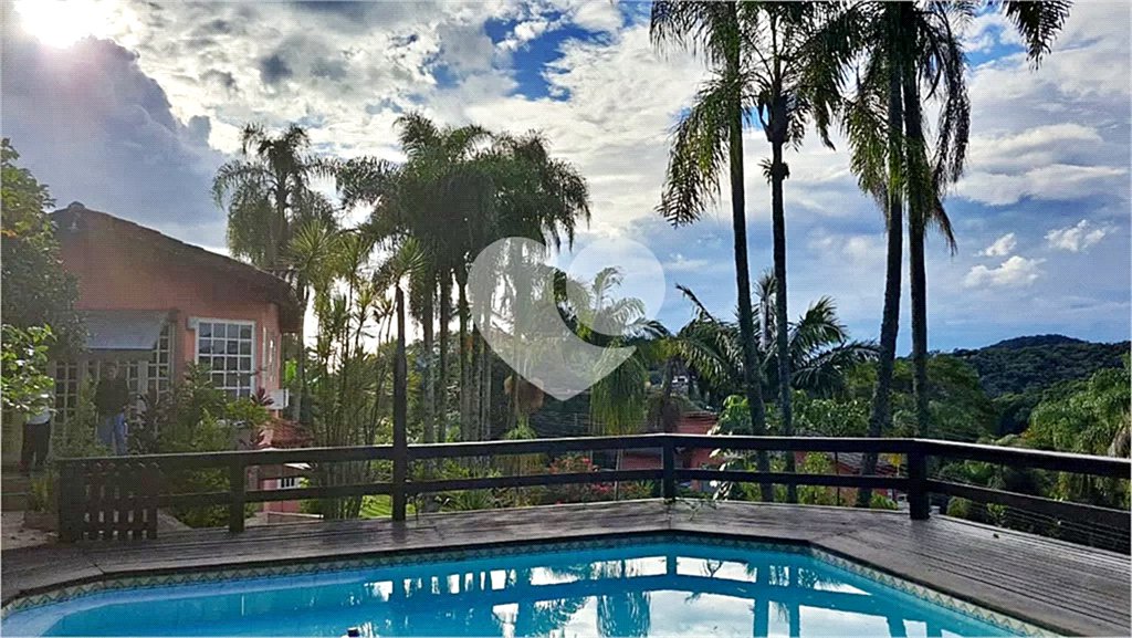 Casa à venda com 6 quartos, sendo 2 suítes, no condomínio Associação Reserva das Hortênsias, Mairiporã - SP