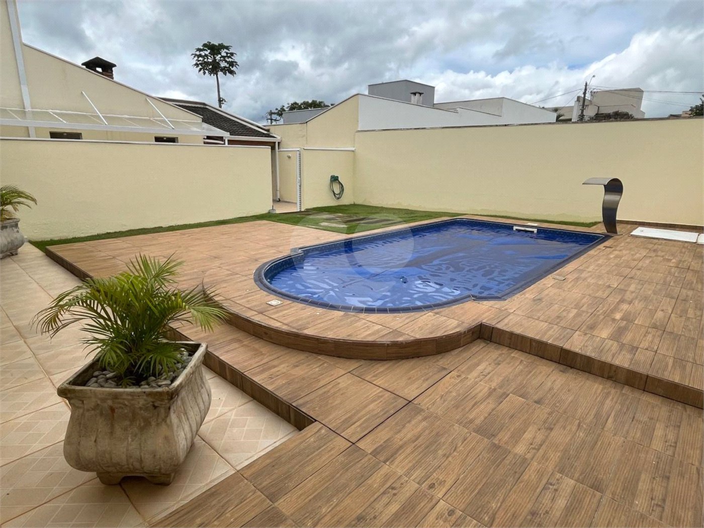 Casa à venda com 3 quartos, sendo 1 suíte, no condomínio Lago da Serra, Araçoiaba da Serra - SP