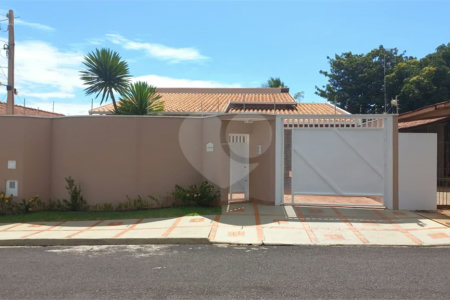 Casa à venda com 4 quartos, sendo 2 suítes, em Jardim Adalgisa, Araraquara, SP