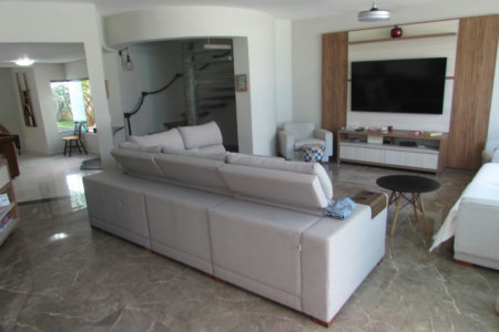 Casa de Alto Padrão com 5 Suítes e Lazer Completo– Guarujá
