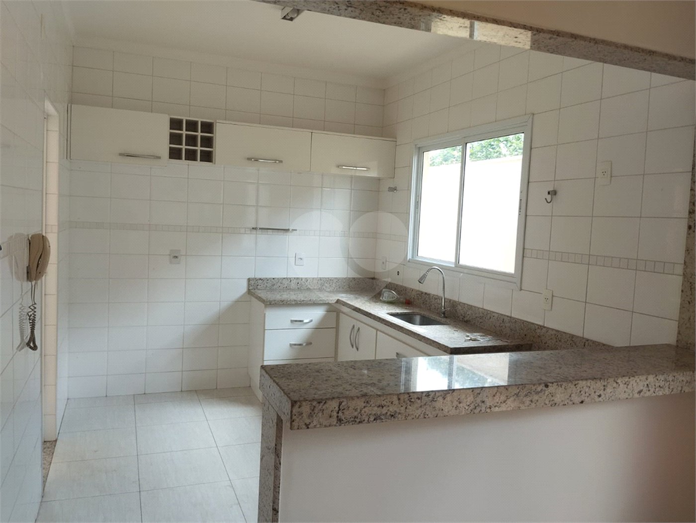 Casa à venda com 3 quartos, sendo 1 suíte,  no condomínio Vila Aracoara, Araraquara - SP