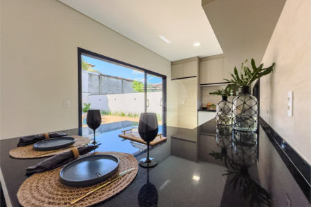 Indaiatuba - Condomínio Milano - Sobrado - 350 m² de terreno - 240 m² de área construída - 4 vagas de garagem, sendo 2 cobertas - Salas de estar e jantar integradas - 3 suítes com closet e varanda no pavimento superior - Escritório no térreo - Espaço gourmet com churrasqueira - Banheiro externo