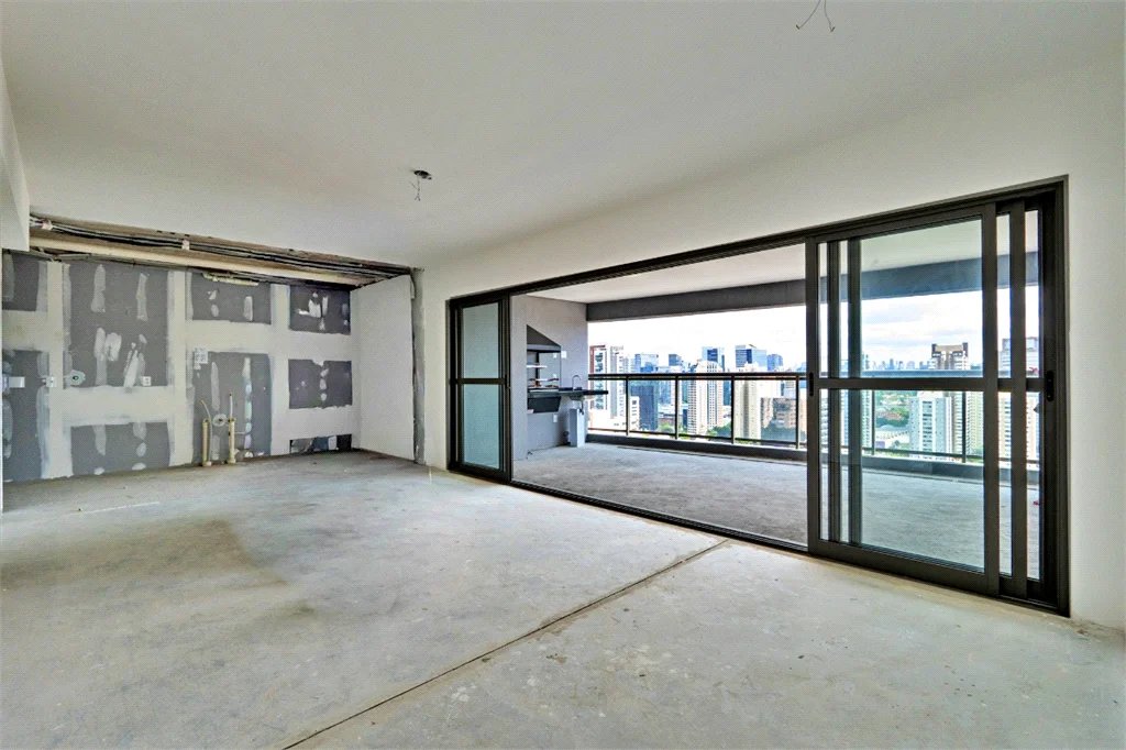 Apartamento à venda com 4 quartos, sendo 2 suítes,  em Jardim das Acácias, São Paulo, SP