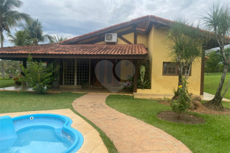 Casa à venda com 8 quartos, sendo 4 suítes, no condomínio Santa Filomena, Salto - SP