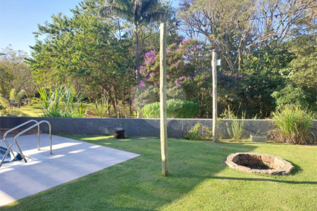 Casa à venda com 4 quartos, sendo 2 suítes,  no condomínio Figueira Garden, Atibaia - SP