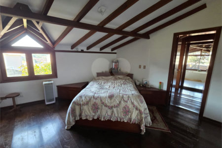 Casa à venda com 4 quartos, sendo 2 suítes, em Cidade São Francisco, São Paulo, SP
