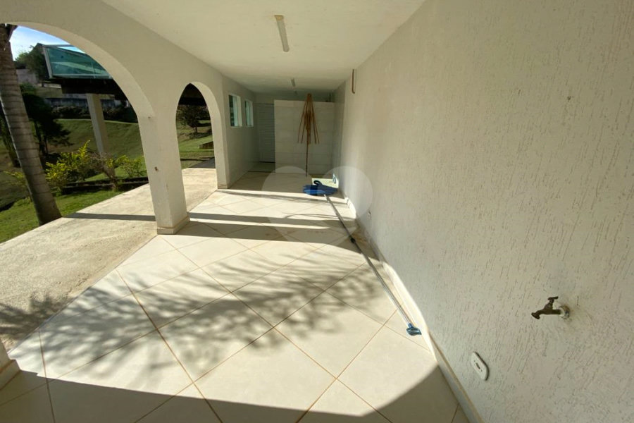 Casa à venda com 5 quartos, sendo 4 suítes, no condomínio Vilarejo Estoril, Mairiporã - SP