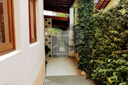 Casa à venda com 4 quartos, sendo 2 suítes, no condomínio Fazendinha Chácara Vale do Rio Cotia, Carapicuíba - SP
