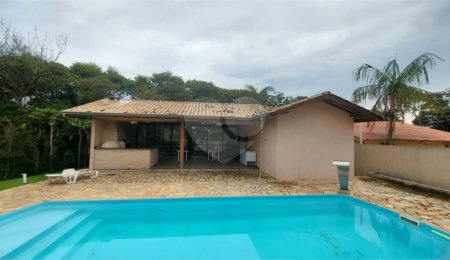Casa à venda com 4 quartos, sendo 1 suíte, no condomínio Marf II, Bom Jesus dos Perdões - SP