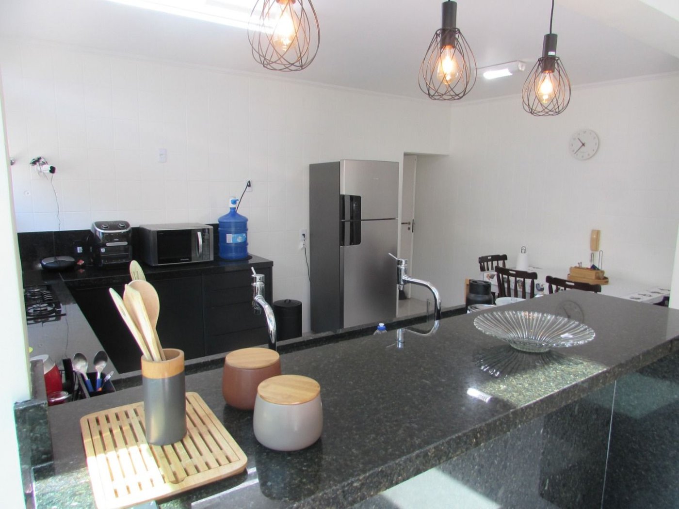 Casa de Alto Padrão com 5 Suítes e Lazer Completo– Guarujá