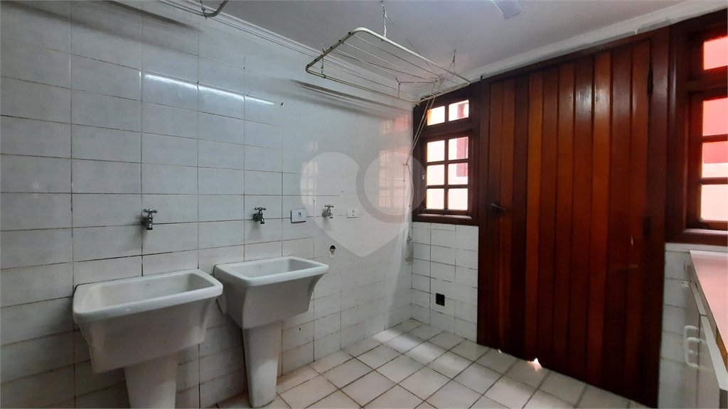 Sobrado à venda com 4 quartos, sendo 3 suítes,  em Interlagos, São Paulo, SP