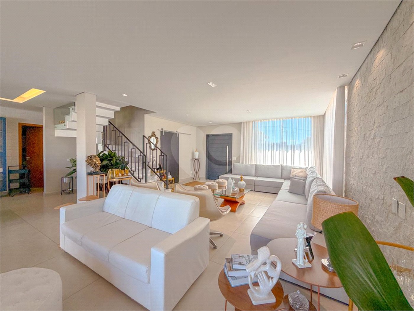 Casa à venda com 3 suítes no condomínio Figueira Garden, Atibaia - SP