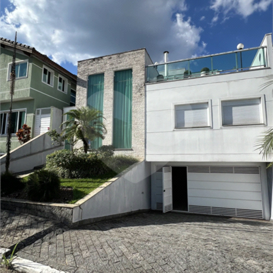Casa à venda com 3 quartos, sendo 2 suítes, no condomínio Mirante do Horto, São Paulo - SP