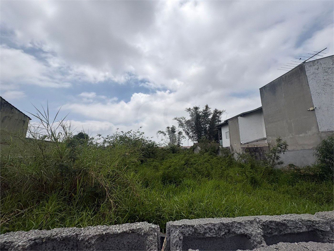 Terreno à venda em Jardim Quaresmeira, Suzano, SP