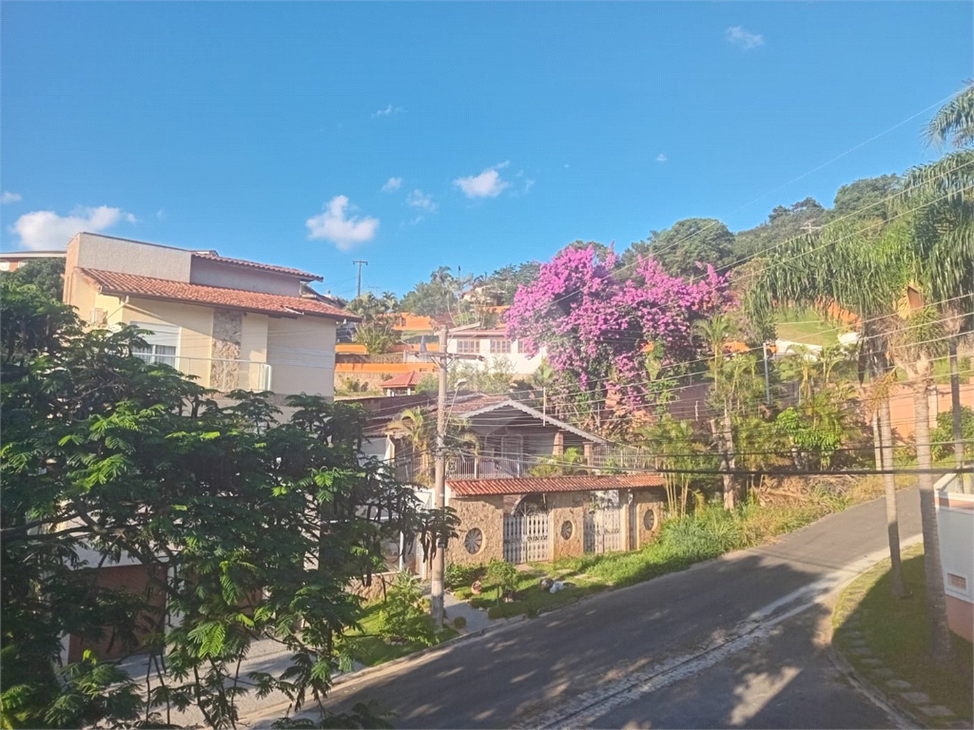 Casa à venda com 4 quartos, sendo 3 suítes, no condomínio Arco Iris, Atibaia - SP