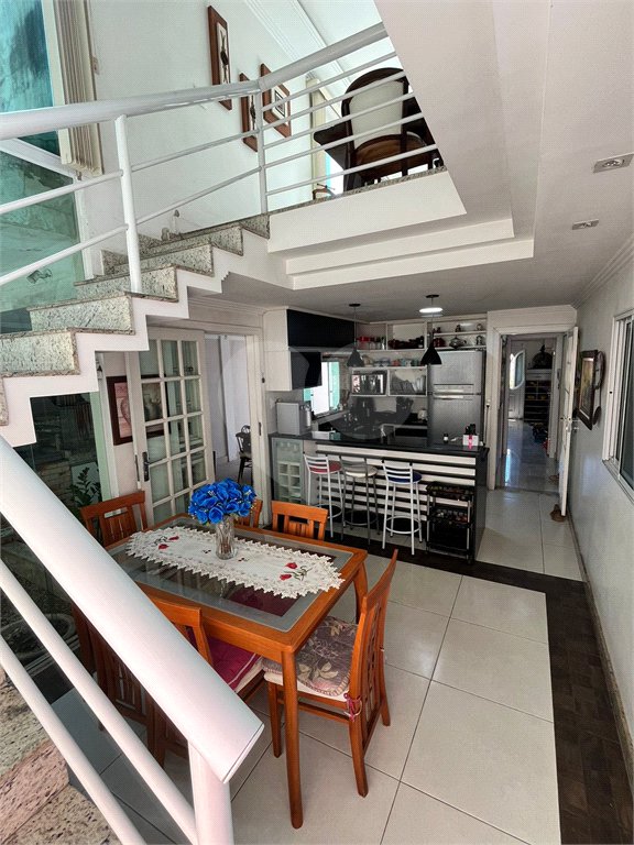 Casa à venda com 3 quartos, sendo 2 suítes, no condomínio Laura Serra, Rio de Janeiro - RJ