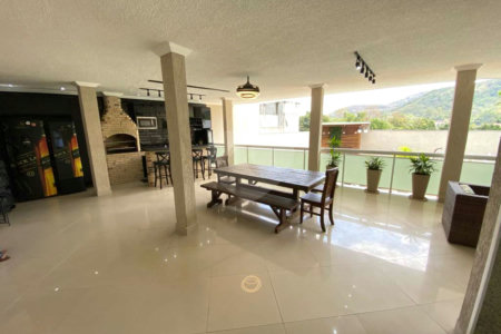 Casa à venda com 5 quartos, sendo 4 suítes, no condomínio Mansões da Prata, Rio de Janeiro - RJ