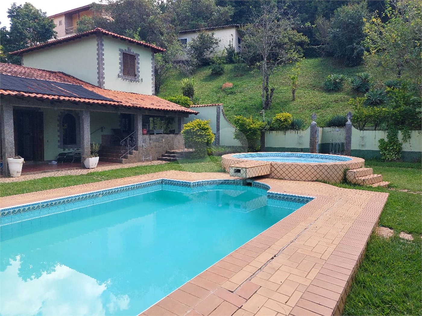 Casa à venda ou para alugar com 5 quartos, sendo 2 suítes, no condomínio Restinga Verde, São Roque - SP