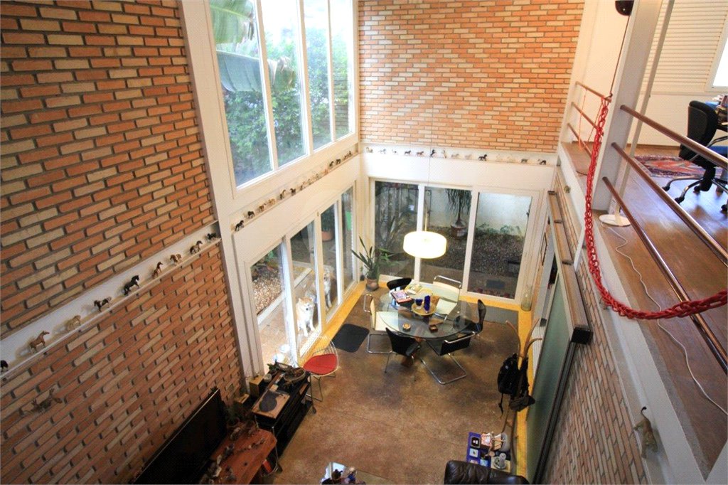 Casa à venda ou para alugar com 5 quartos, sendo 3 suítes, em Vila Madalena, São Paulo, SP