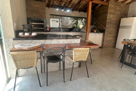 Casa à venda com 3 suítes no condomínio Braziliana, Valinhos - SP