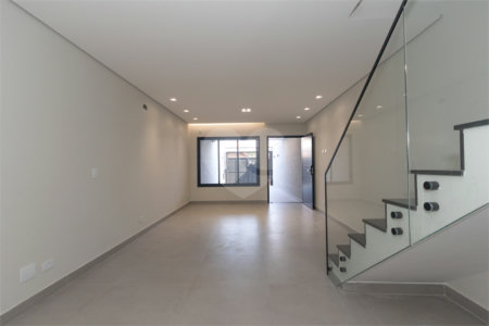 Sobrado à venda com 3 quartos, sendo 1 suíte, em Vila Gumercindo, São Paulo, SP