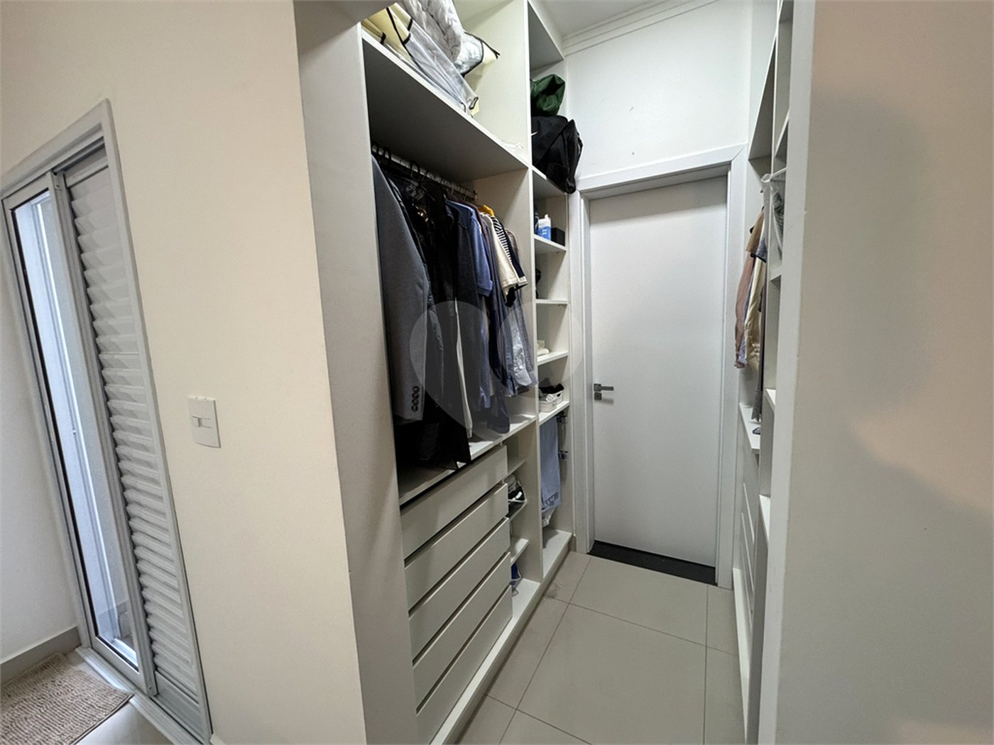 Casa à venda com 3 quartos, sendo 1 suíte, no condomínio Jardim Guarujá, Salto - SP