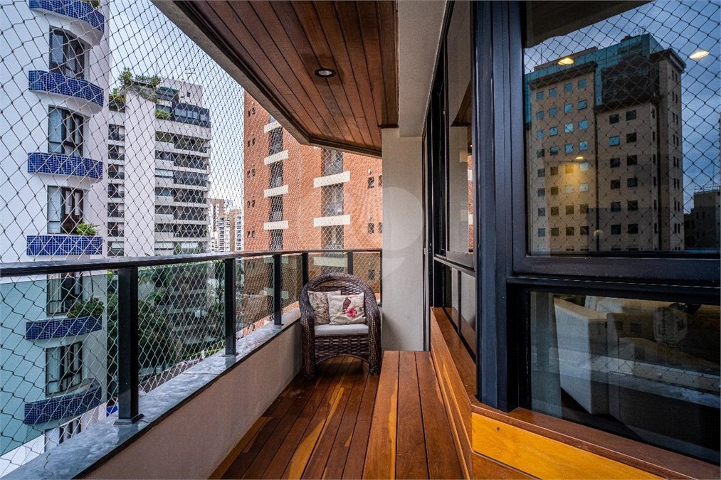 Apartamento à venda com 4 quartos, sendo 3 suítes, em Moema, São Paulo, SP