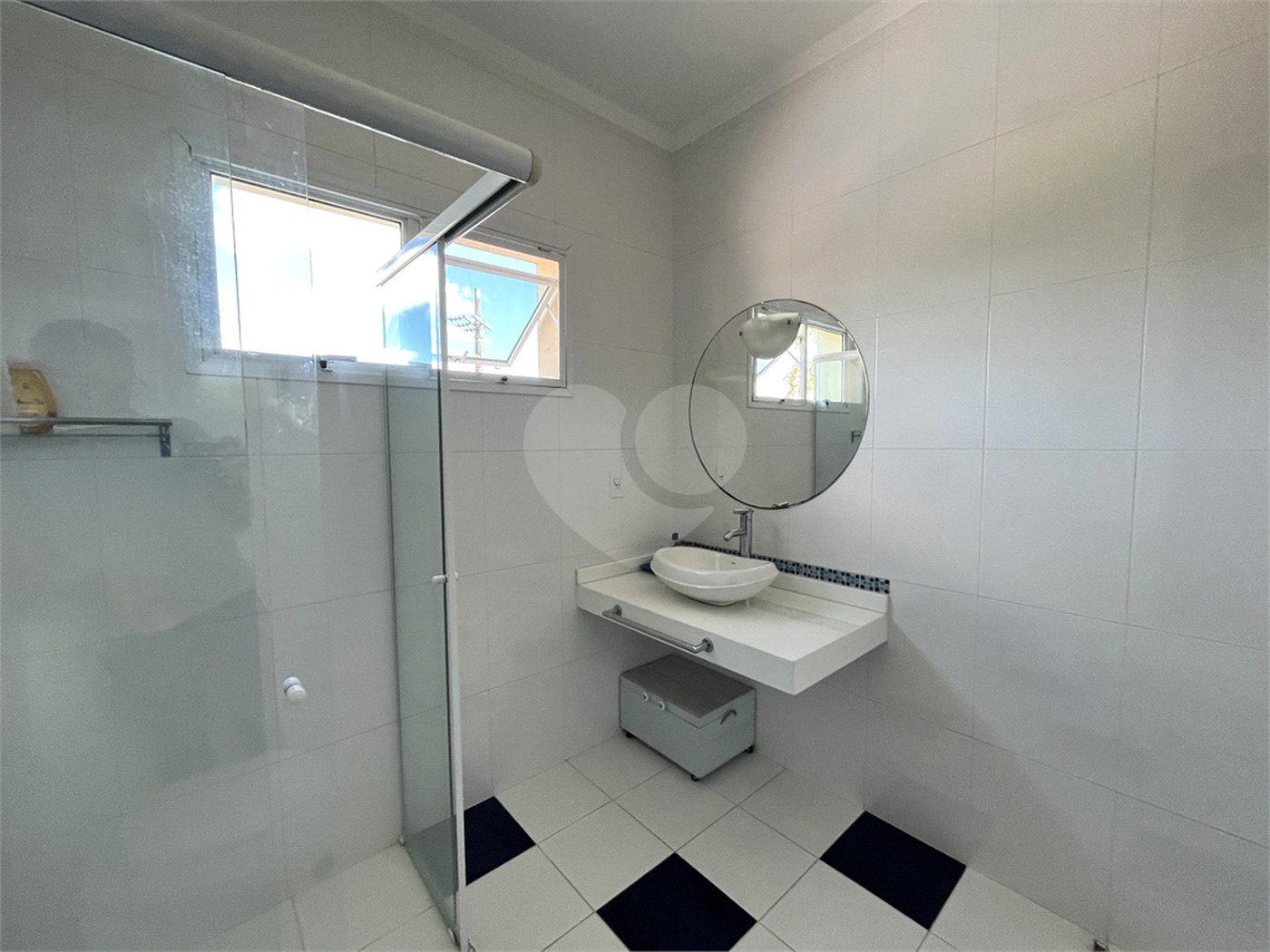 Casa à venda com 5 quartos, sendo 3 suítes,  no condomínio Village Saint Charbel, Araçoiaba da Serra - SP