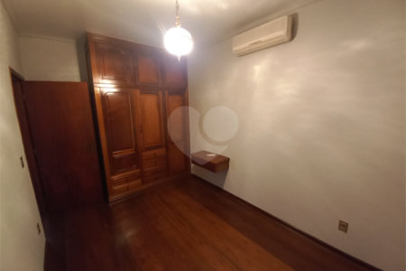 Sobrado com 4 dormitórios, sendo 1 suíte master.