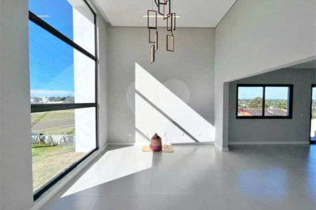 Casa à venda com 3 suítes no condomínio Ninho Verde II, Pardinho - SP