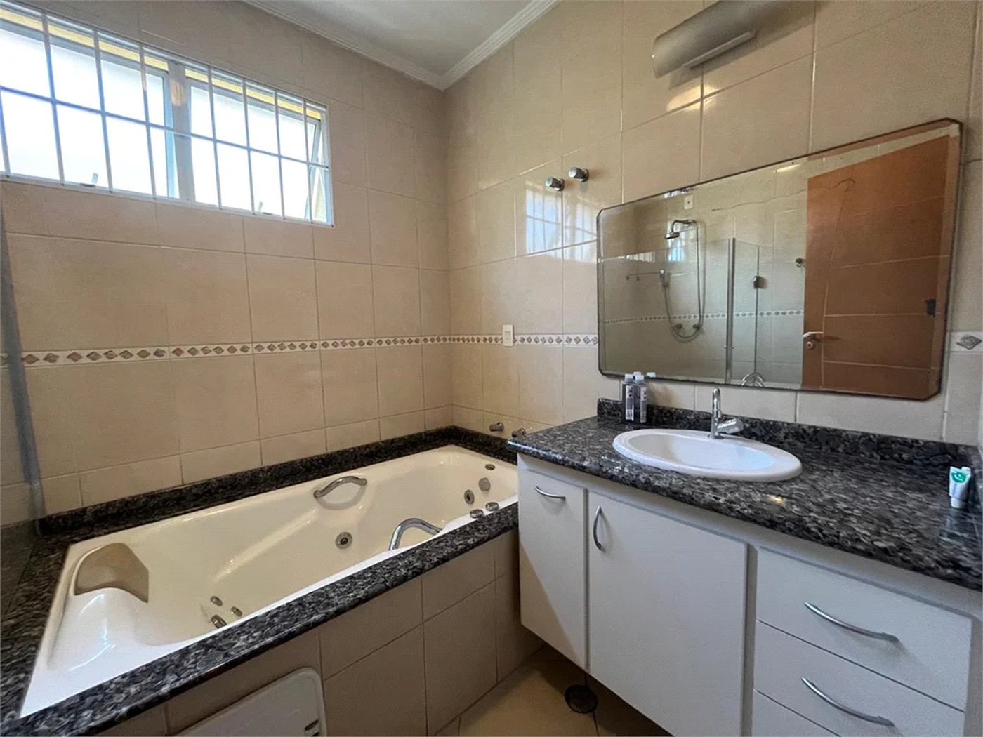 Sobrado à venda com 4 quartos, sendo 1 suíte, em Vila Cordeiro, São Paulo, SP