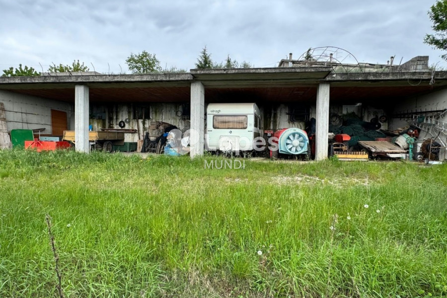 Casa multifamiliar à venda em Verona, Itália – 3 unidades e 12.000 m²