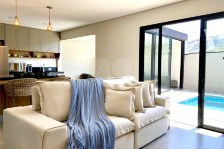 Casa à venda com 3 quartos, sendo 2 suítes, no condomínio Residencial Marchant Buarque, Atibaia - SP