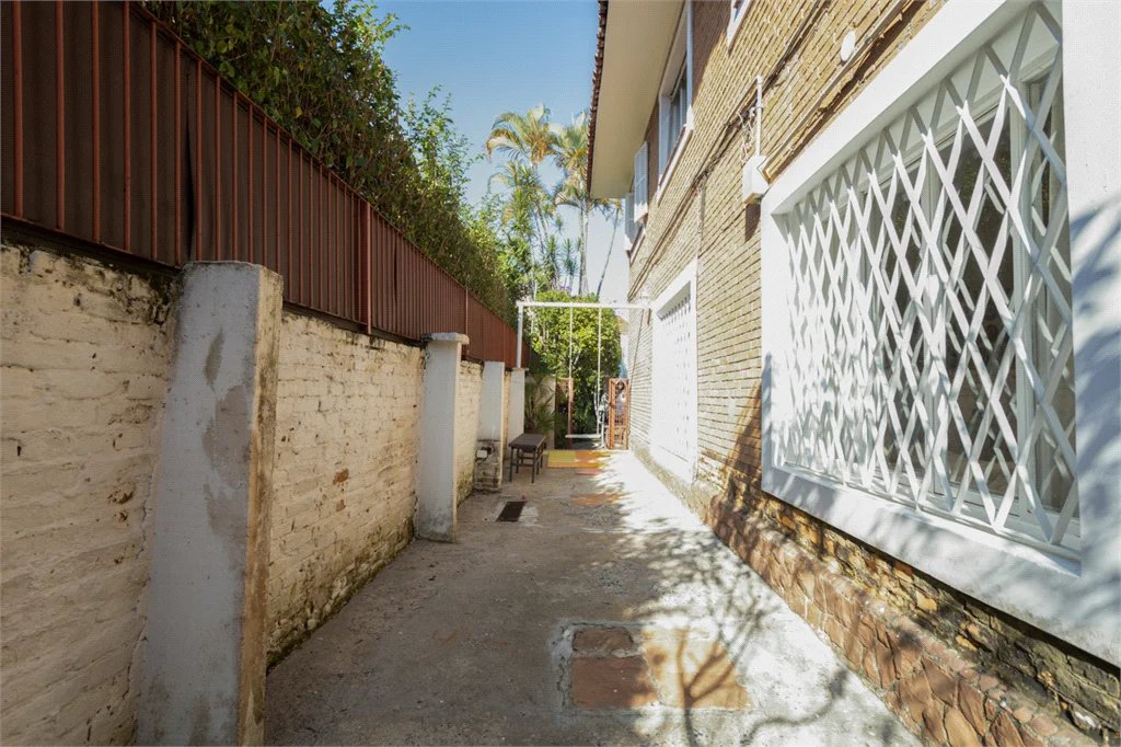Sobrado à venda com 4 quartos, sendo 2 suítes, em Vila Madalena, São Paulo, SP