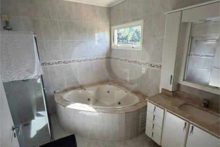 Casa à venda com 4 quartos, sendo 2 suítes, no condomínio Milennium, Valinhos - SP