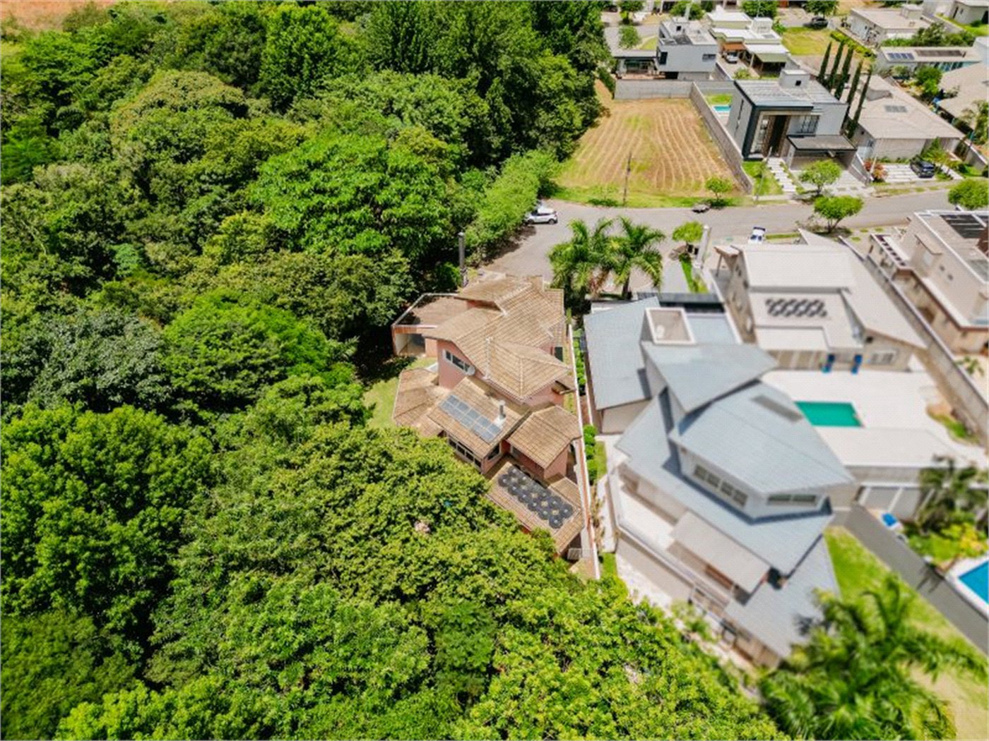 Casa à venda com 5 quartos, sendo 4 suítes, no condomínio Figueira Garden, Atibaia - SP
