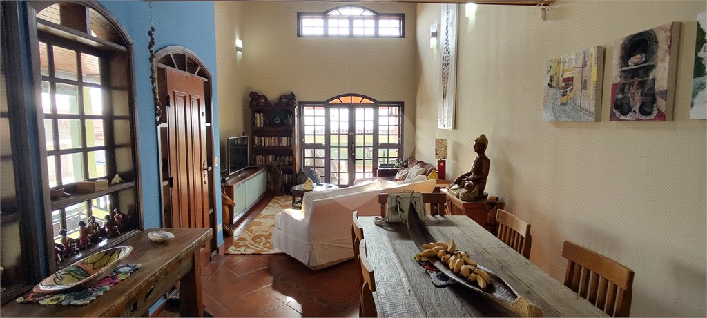 Casa à venda com 3 quartos, sendo 1 suíte, no Centro, Extrema, MG