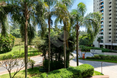 Apartamento à venda com 3 quartos, sendo 1 suíte, em Jardim Morumbi, São Paulo, SP