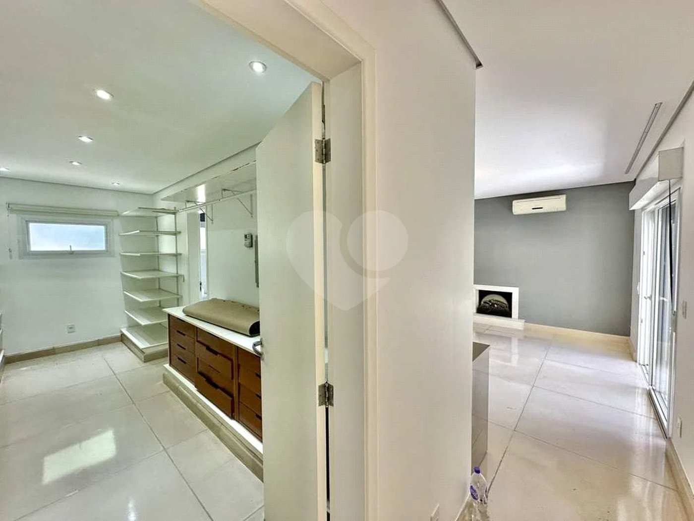 Casa em condomínio Impecável, 4 dorms / 2 suítes, varanda gourmet, piscina, 3 lareiras