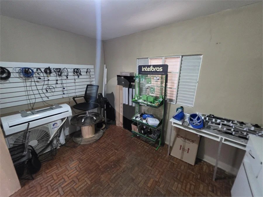 Casa térrea à venda com amplo quintal e grande potencial na Vila Nery