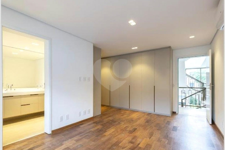 Casa à venda com 3 quartos, sendo 2 suítes, no condomínio Residencial Erika, São Paulo - SP