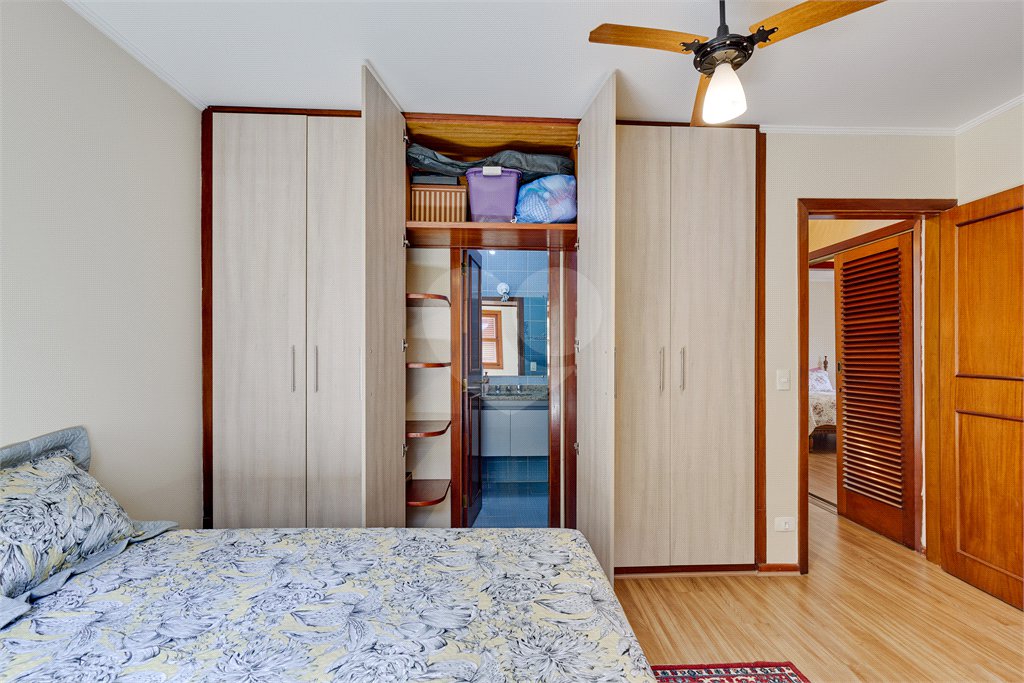 Casa à venda com 3 quartos, sendo 2 suítes, no condomínio Granja do Morumbi, São Paulo - SP